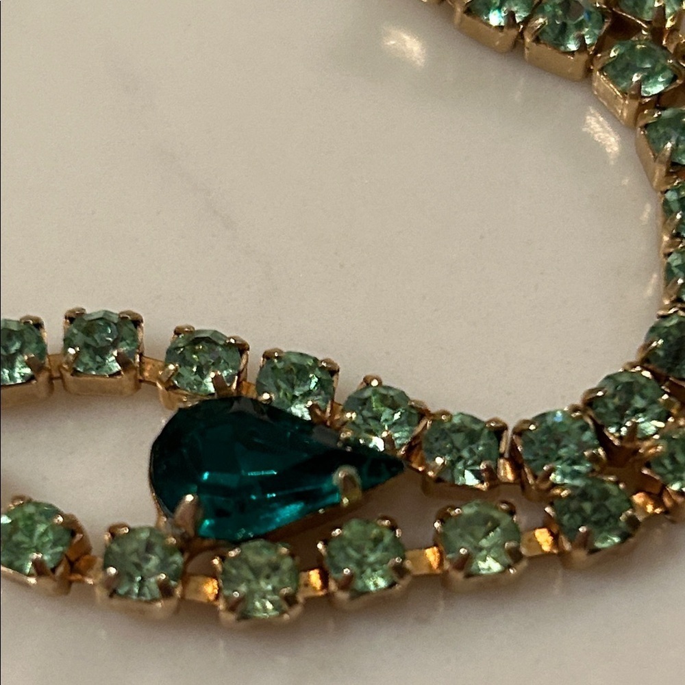 Vintage Elegant Gold and Green Bracelet - Picture 2 of 3